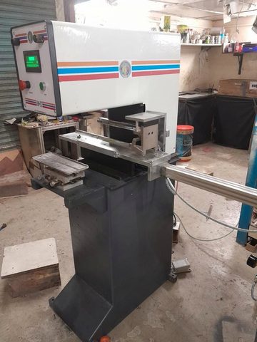 Pad printing machine fitted with a long conveyor rail attachment